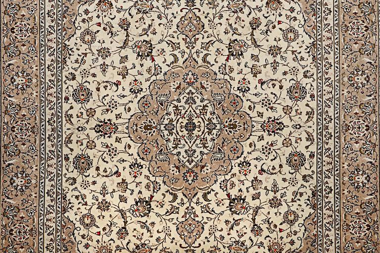 A carpet, Kashan, ca 341 x 240 cm.