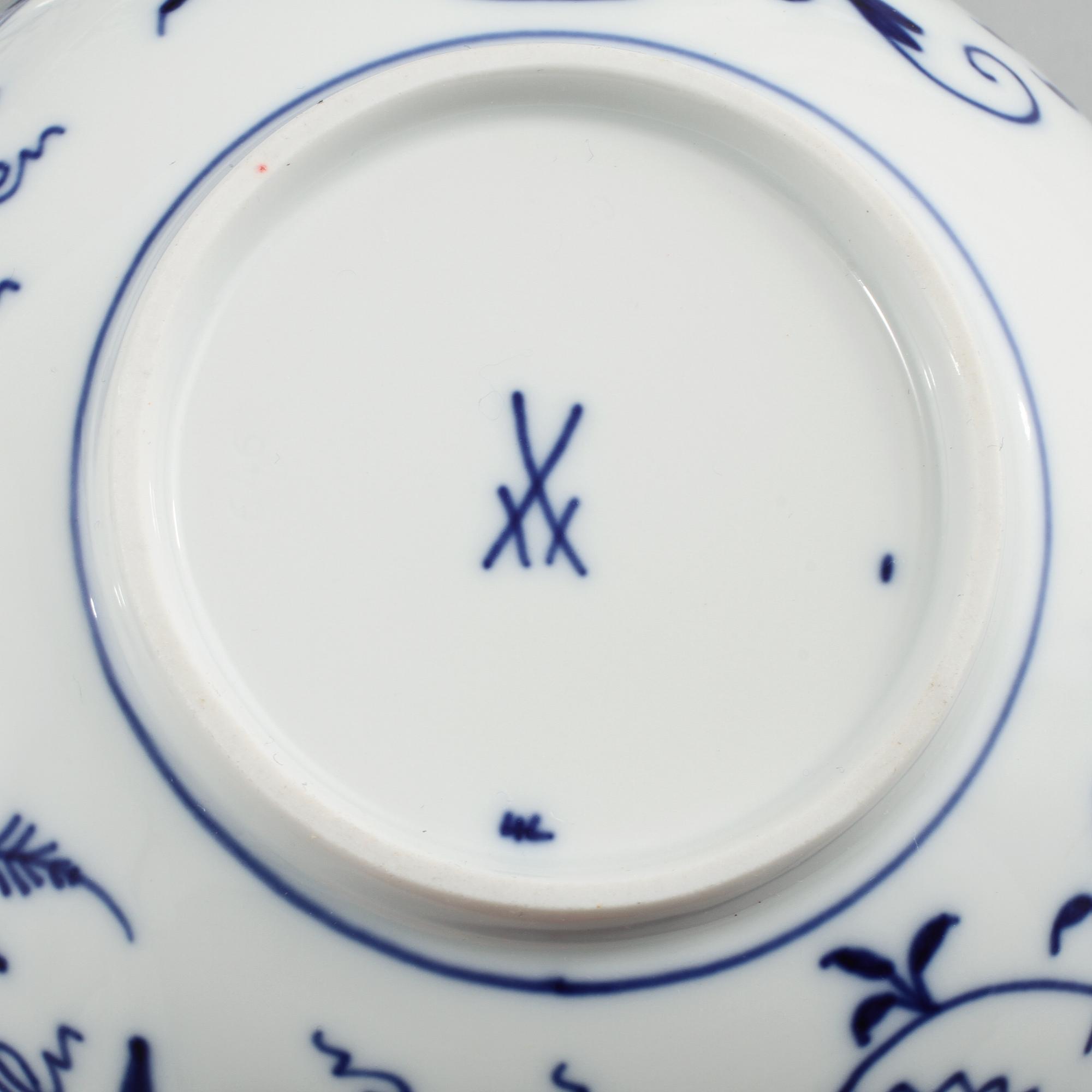 SERVISDELAR, 11 st, porslin, "Lökmönstret", Meissen, 1900-talets andra hälft.