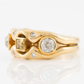 Ring in 18K gold set with old-cut diamonds and a faceted yellow sapphire.