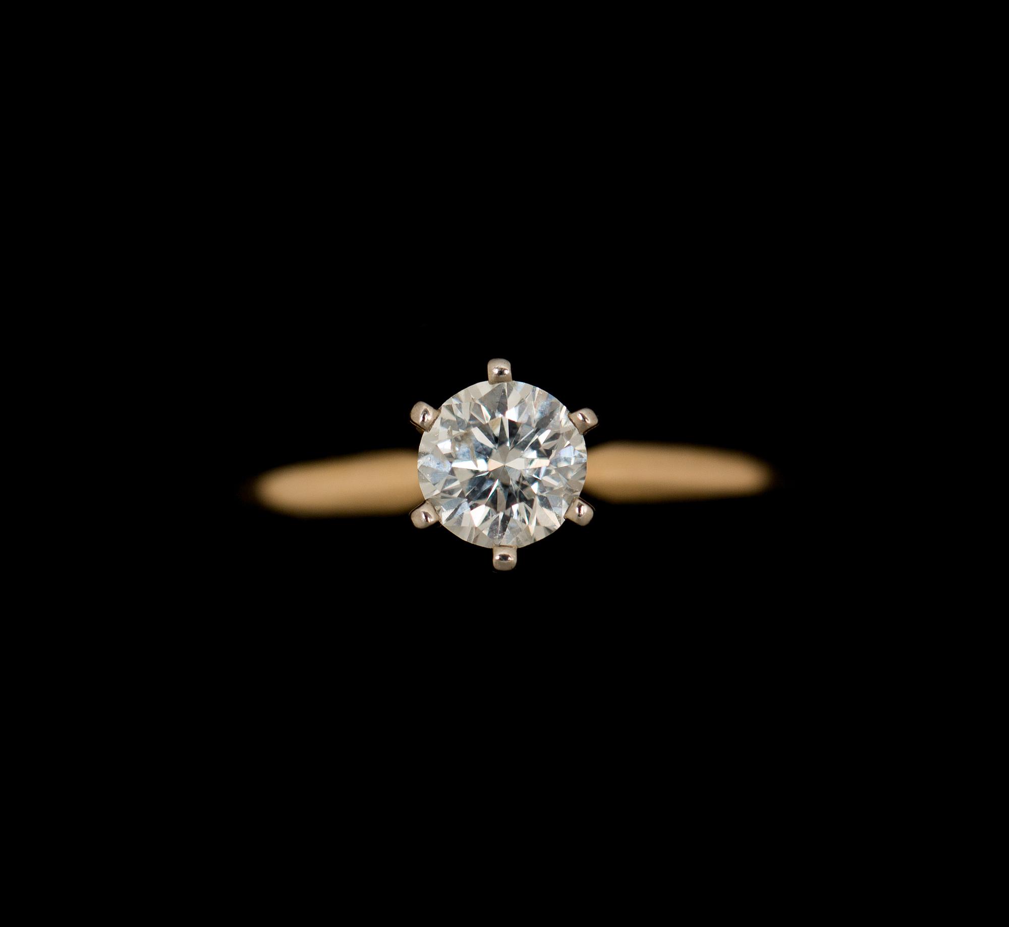 RING, 14 k guld med briljantslipad diamant ca 0.50 ct. Vikt ca 2 g.