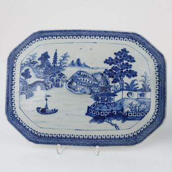 Terrin med lock, tallrik och smörterrin med lock och fat, porslin, Kina, 1700- och 1800-tal.