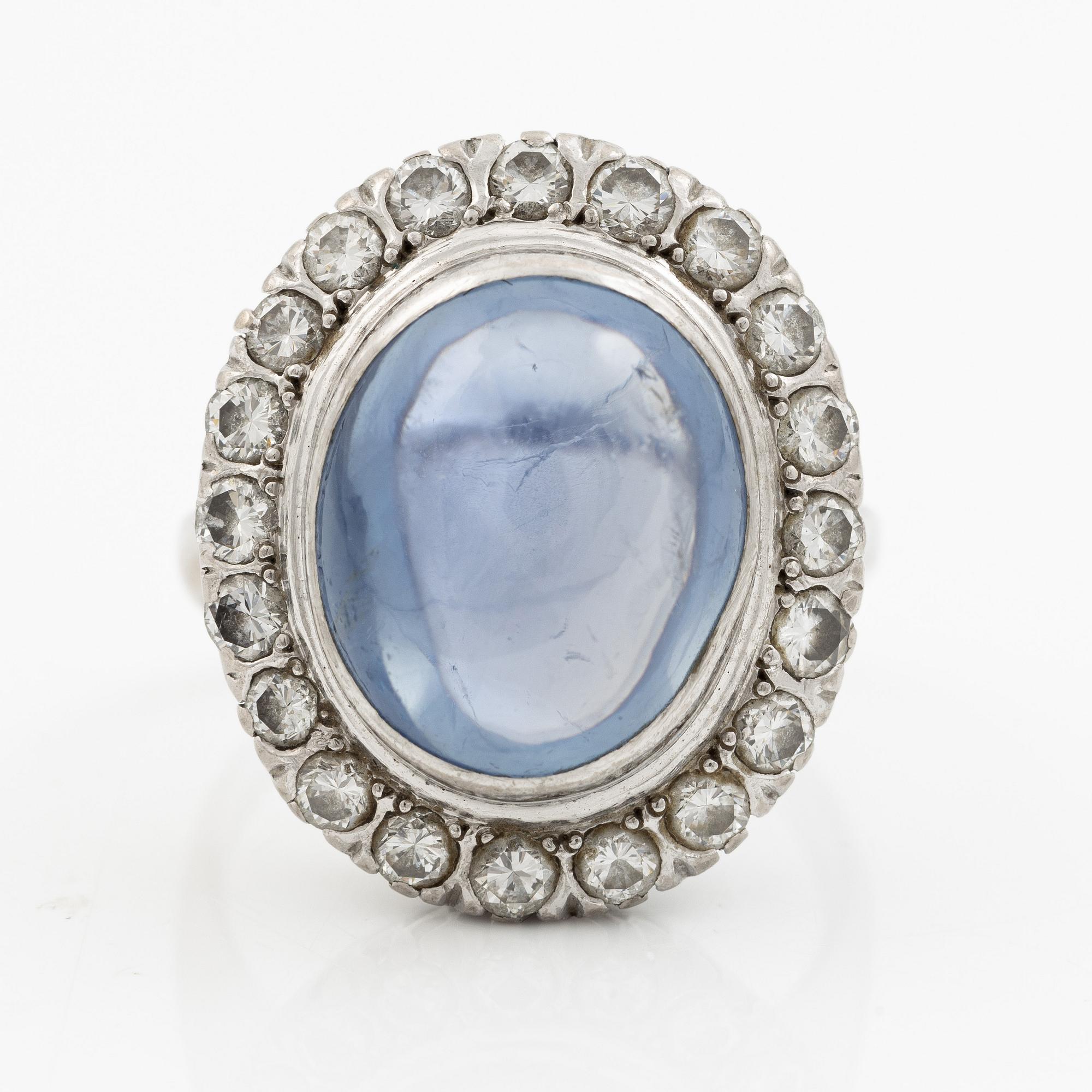 Ring, cocktailring 18K vitguld med cabochonslipad safir och briljantslipade diamanter.
