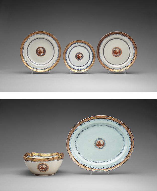 An enamelled part dinner service, Qing dynasty, Jiaqing (1796-1820). (15 pieces).