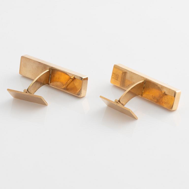 A pair of 18K gold cufflinks.