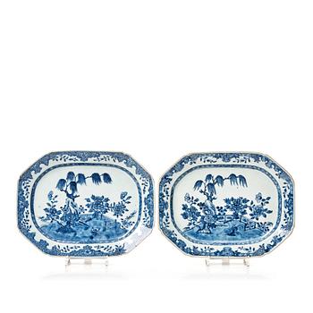 865. A pair of blue and white serving dishes, Qing dynasty, Qianlong (1736-95).