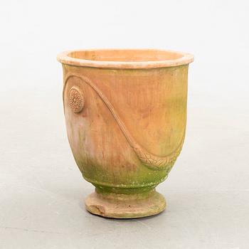 Garden urn, modern manufacture.