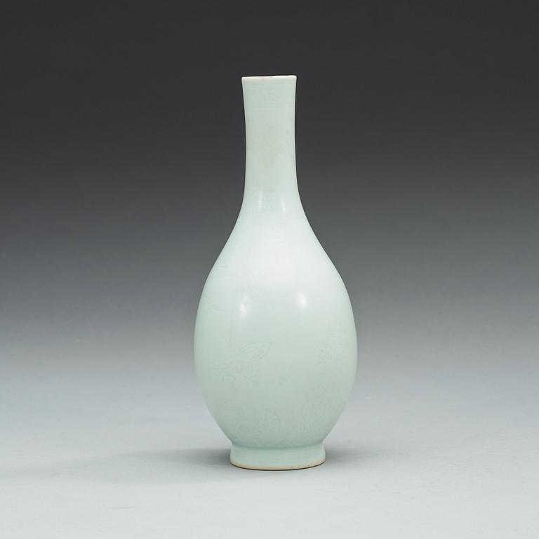 A white glazed vase, Qing dynasty, Kangxi (1662-1722).