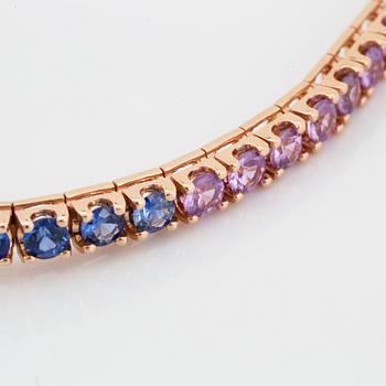 TENNISARMBAND, med multifärgade runda fasettslipade safirer.