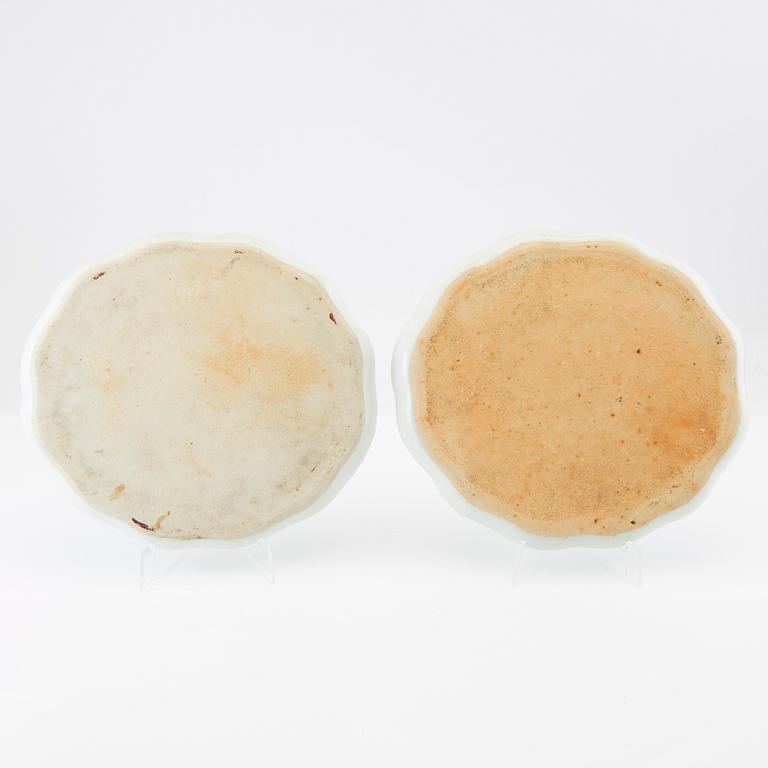 A set with two Chinese porcelain trays, 20th century.