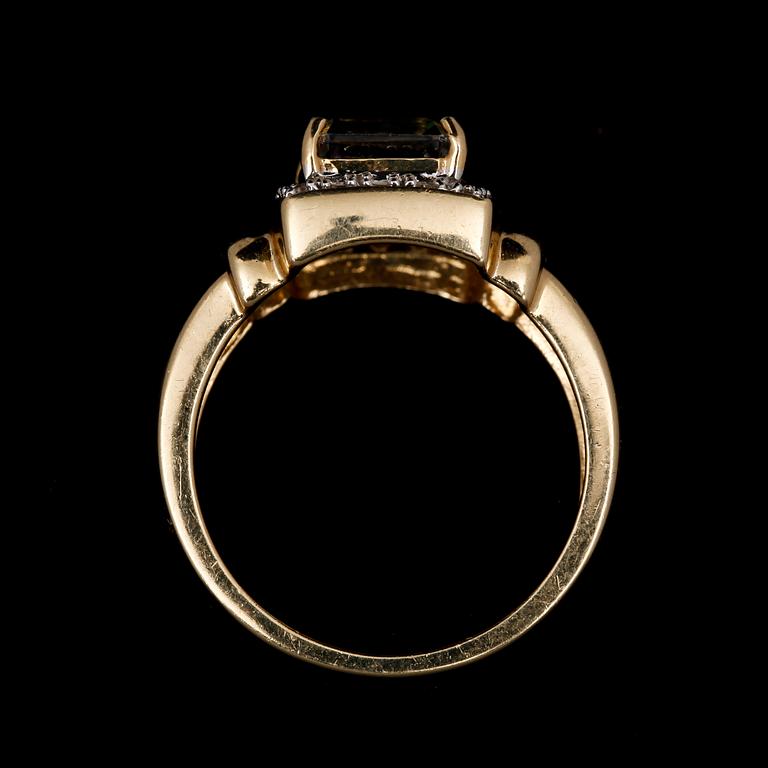 RING, 14k guld med mindre diamanter samt syntetisk sten. Vikt 5,6 g.