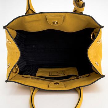 Prada, a 'Vitello Daino Tote' bag.