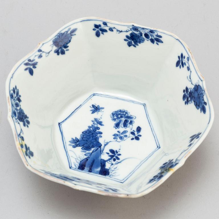 SKÅL, porslin. Qingdynastin, Kangxi (1662-1722).