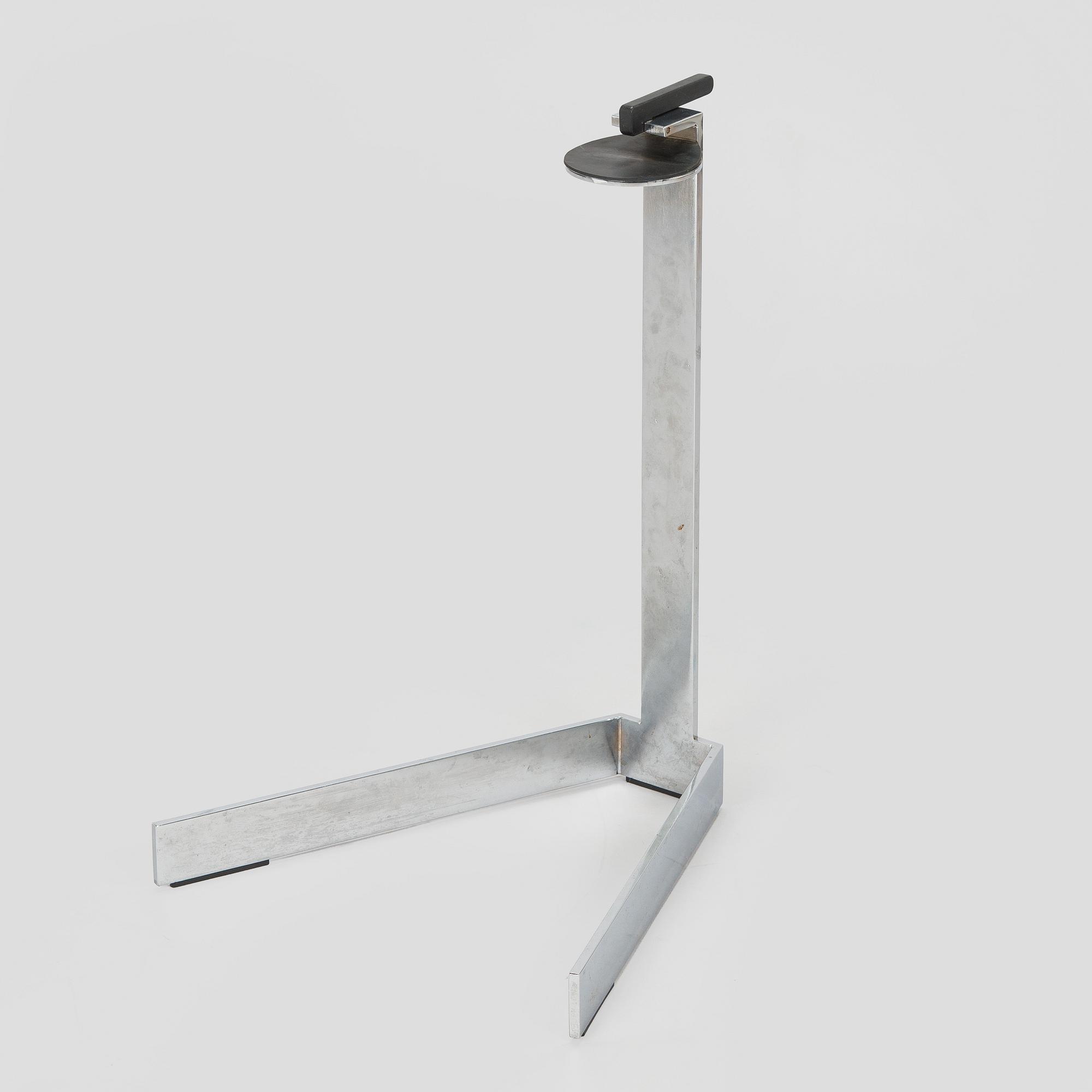 Jouni Leino, Tarjotinpöydän jalusta ,"Grip" Jouni Leino Design Studio 2009.