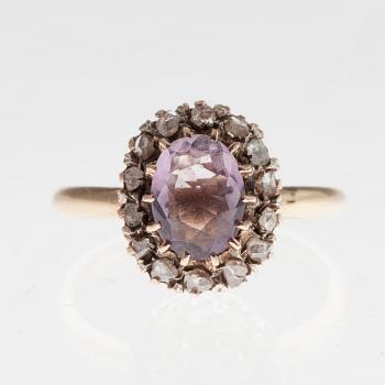 RING, 18K guld, ametist, rosenslipade diamanter, otydliga stämplar 1921. Vikt 3,4 g.