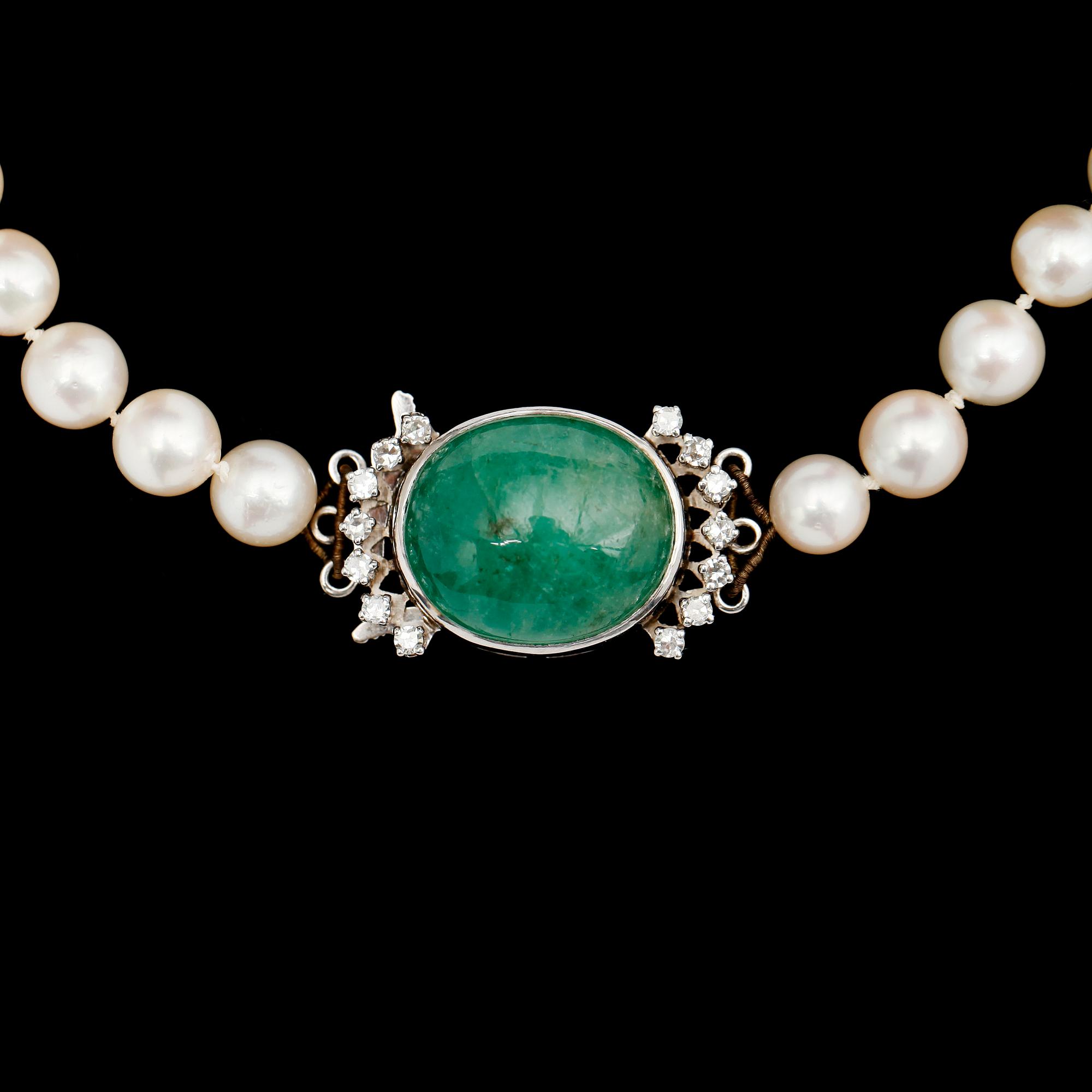 COLLIER, odlade pärlor, lås 18 k med cabochonslipad smaragd samt briljanter.