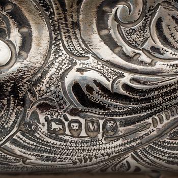 AN ENGLISH VICTORIAN SILVER BOX, London 1887. Weight with loose bottom ca 630 g.