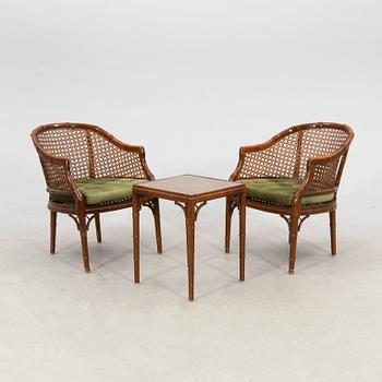 Karmstolar ett par samt bord 1900-talets andra hälft.