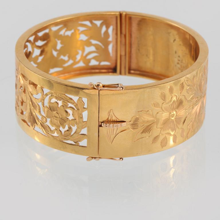 ARMRING, 18K guld. Vikt 45,1 gram.