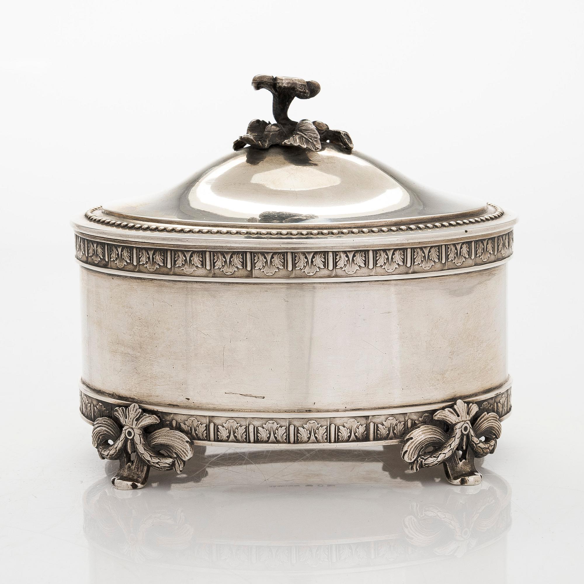 A silver sugar box, C G Hallberg, Stockholm 1898.
