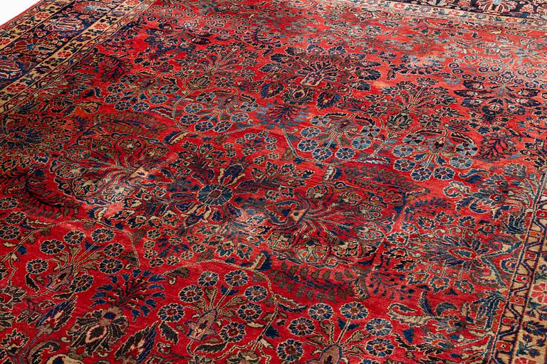 A so called American Sarouk carpet, c. 380 x 265 cm.