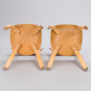 A mid 20th century table with four '69' chairs for Artek.
