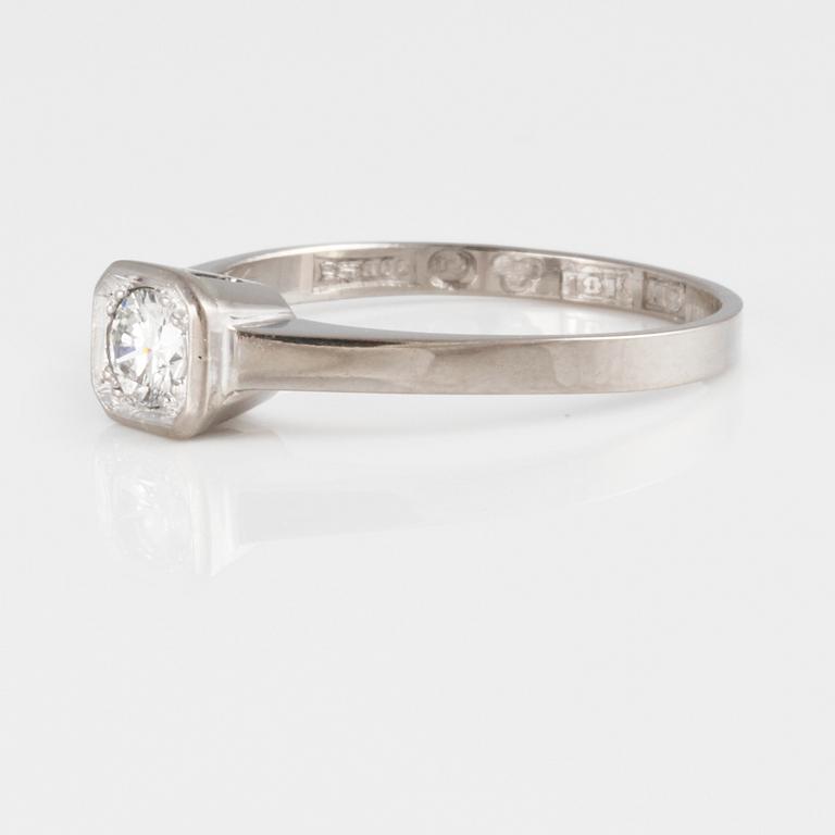RING, 18K vitguld med briljantslipad diamant, ca 0.20 ct, Göteborg, 1958. Vikt 2,6 gram.