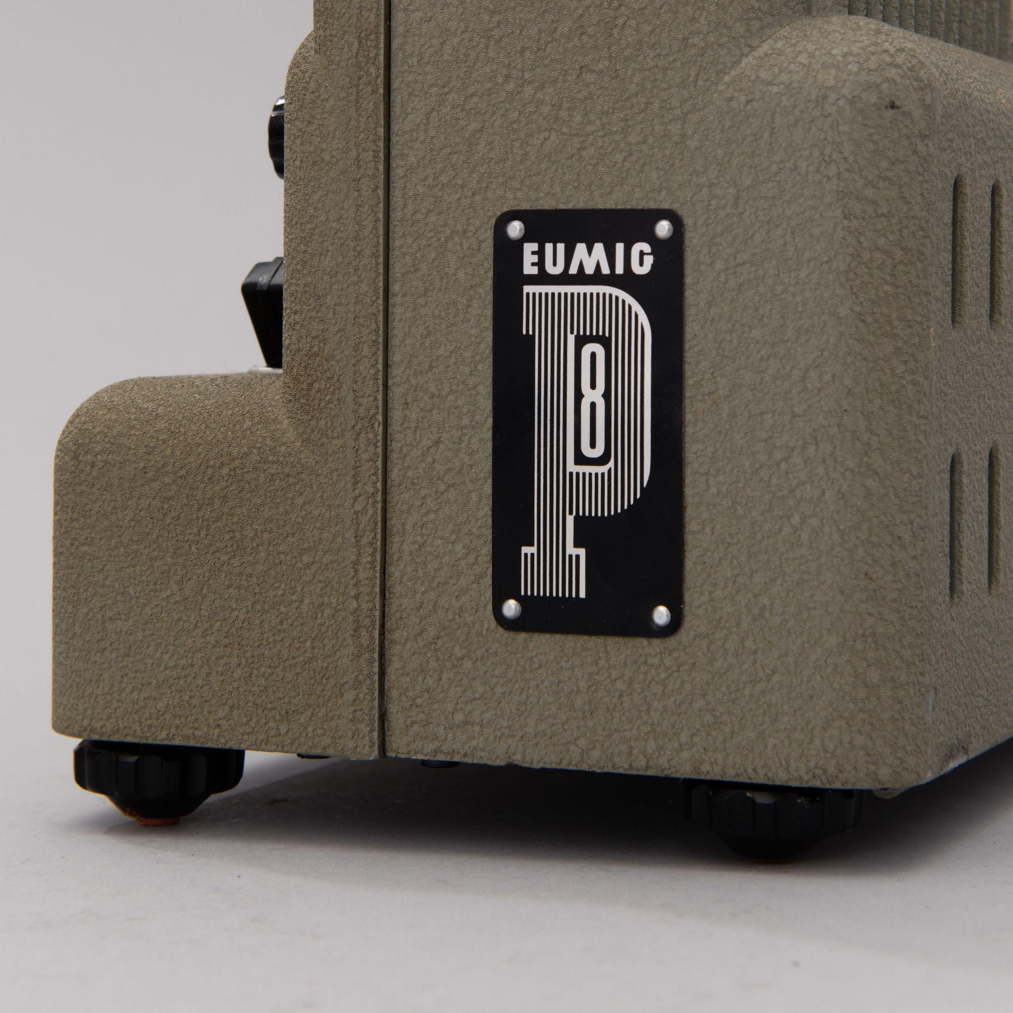 EUMIG E8 FILMPROJEKTOR OCH BELL & HOWELL TWO TWENTY  SMALFILMSKAMERA, 1950-tal.