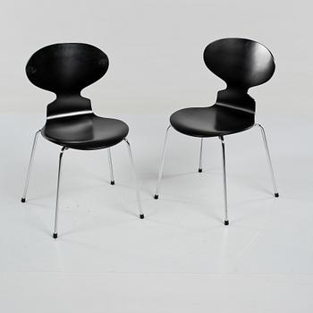 STOLAR, ett par,  "Myran", Arne Jacobsen för Fritz Hansen, 2012.