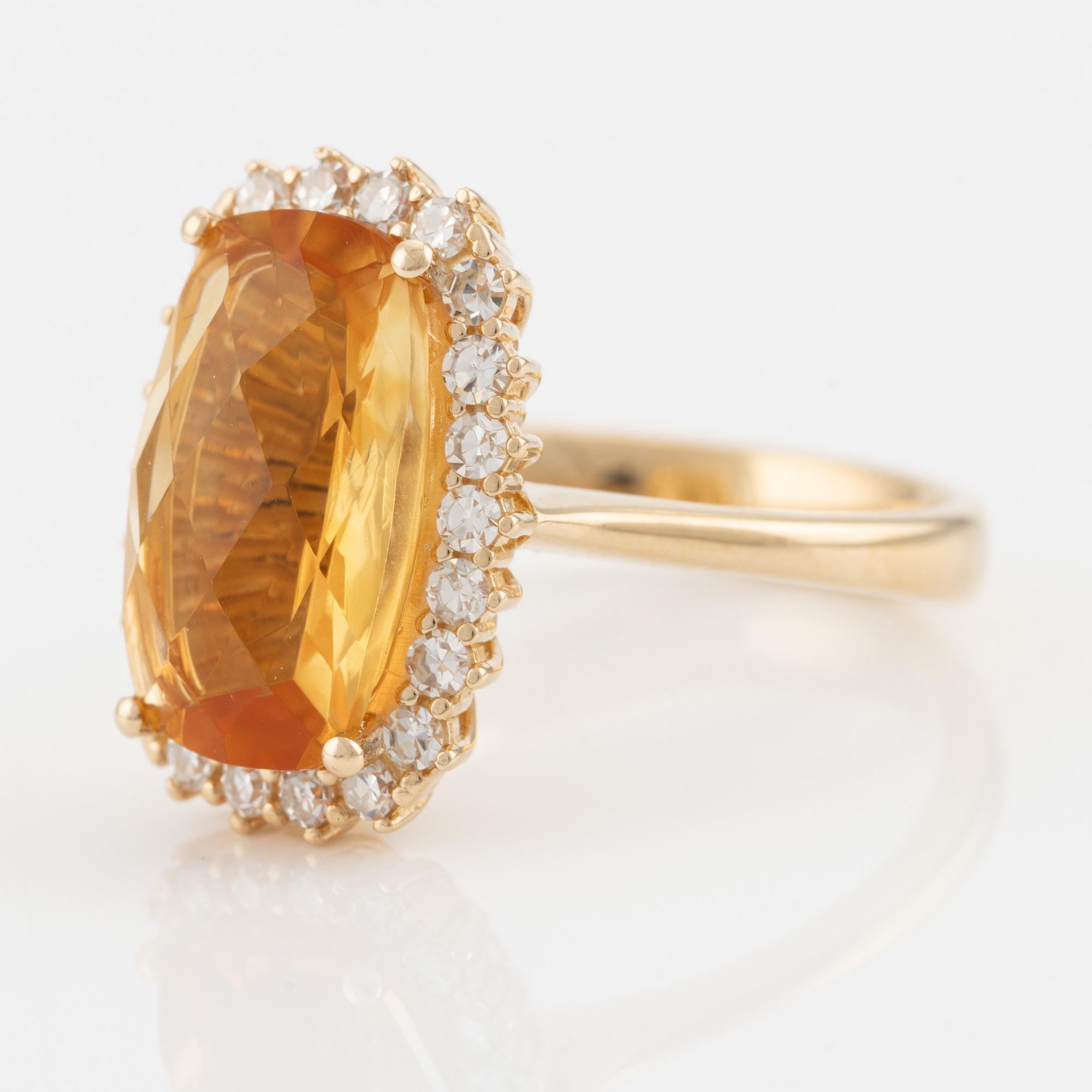 Ring in 18K gold with a faceted citrine and round brilliant-cut diamonds.