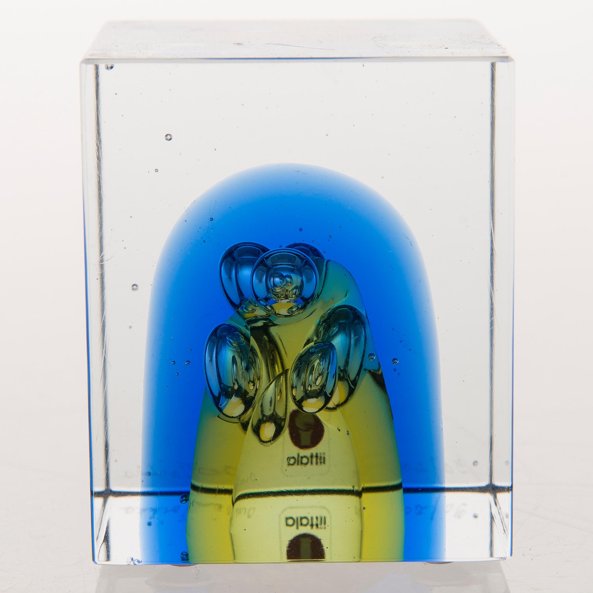 OIVA TOIKKA, a glass cube signed Oiva Toikka Nuutajärvi 2007 90/2000.