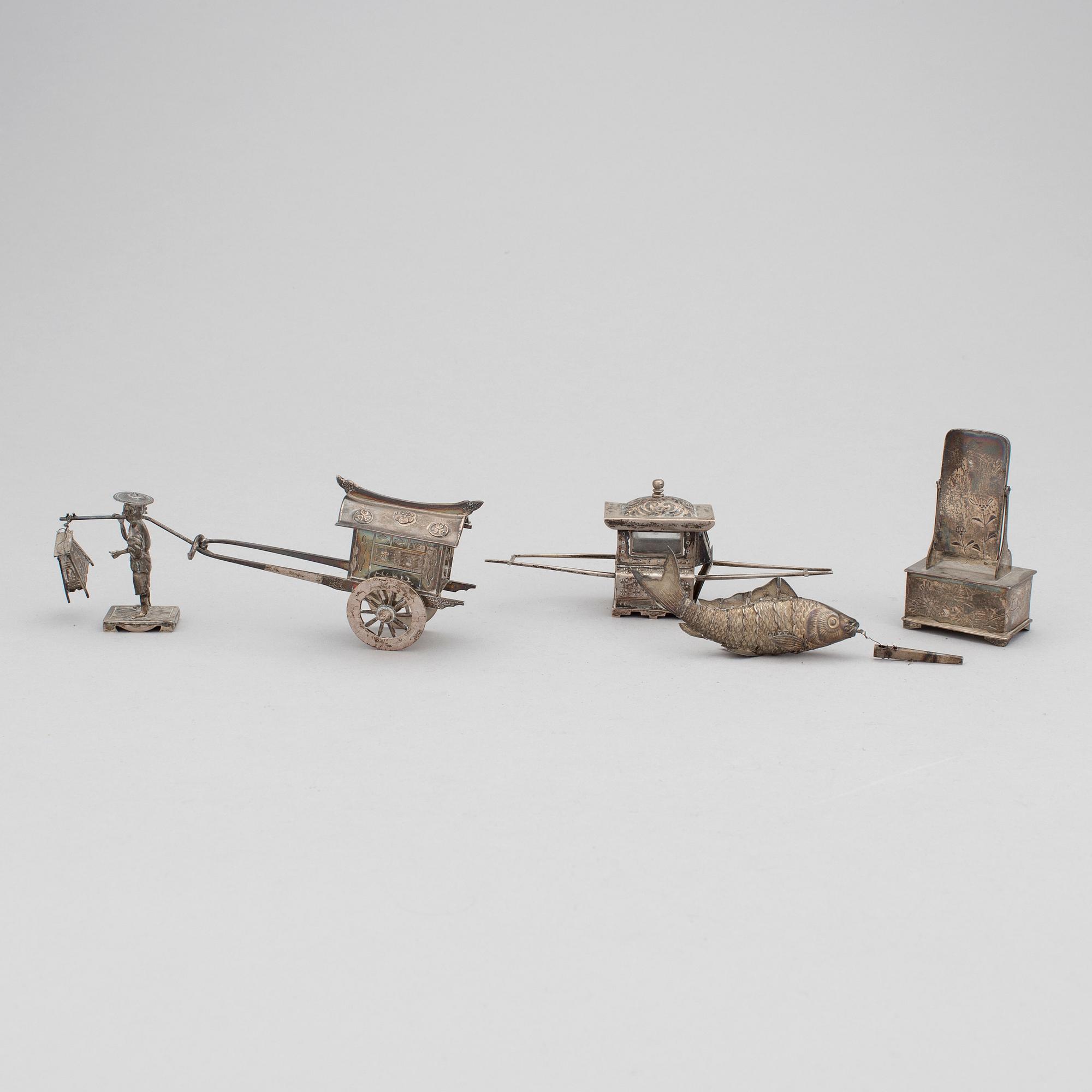 MINIATYRER, fem stycken, silver. Japan, tidigt 1900-tal.