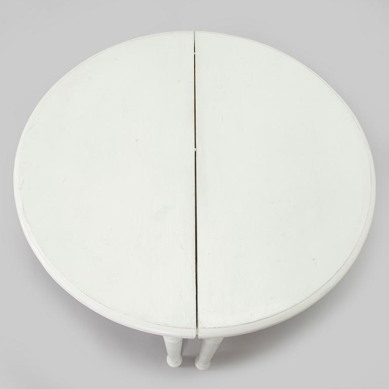 Matbord, sk. månbord, 1800-tal.