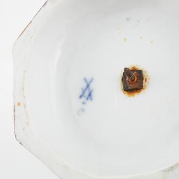 Uppsatsskålar, ett par samt urna med lock, porslin, Meissen, 1900-talets början.