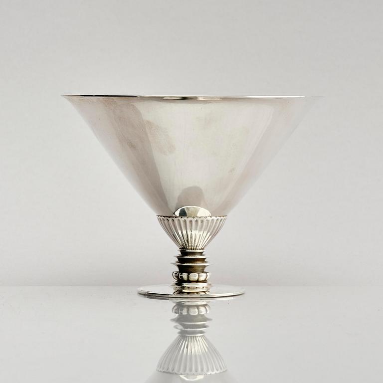 Georg Jensen, skål på fot, sterling silver, modell 259, design Gundorph Albertus, Köpenhamn efter 1945.