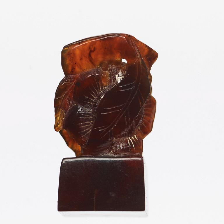 An amber carving in the shape of a flower stem, Qing dynasty (1644-1912).