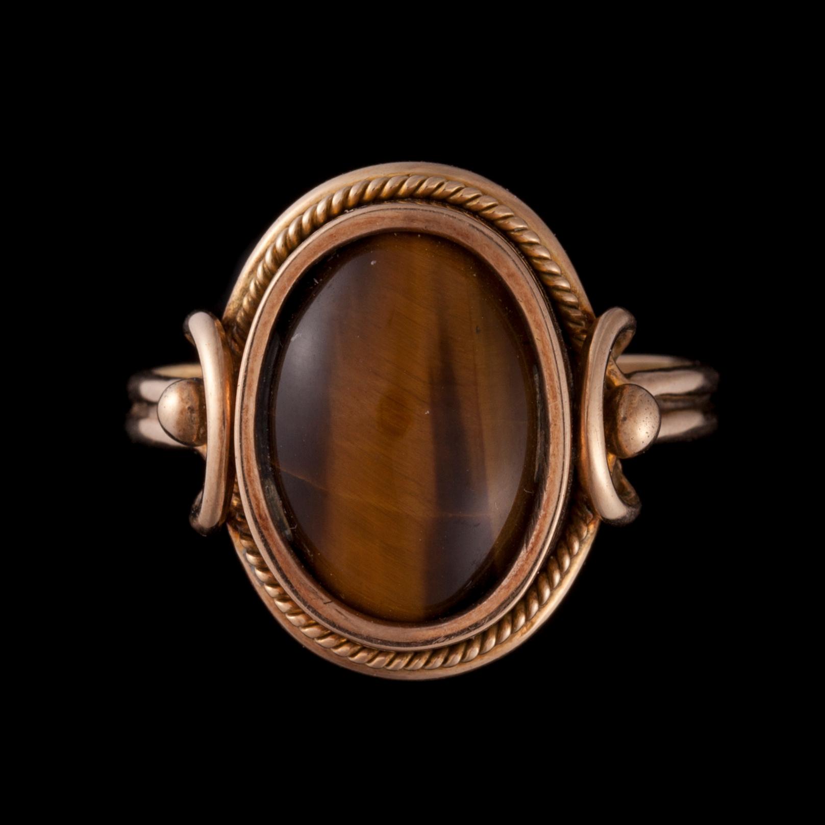 RING, 14K guld med tigeröga. 1960-tal. Vikt ca 6,6 g.