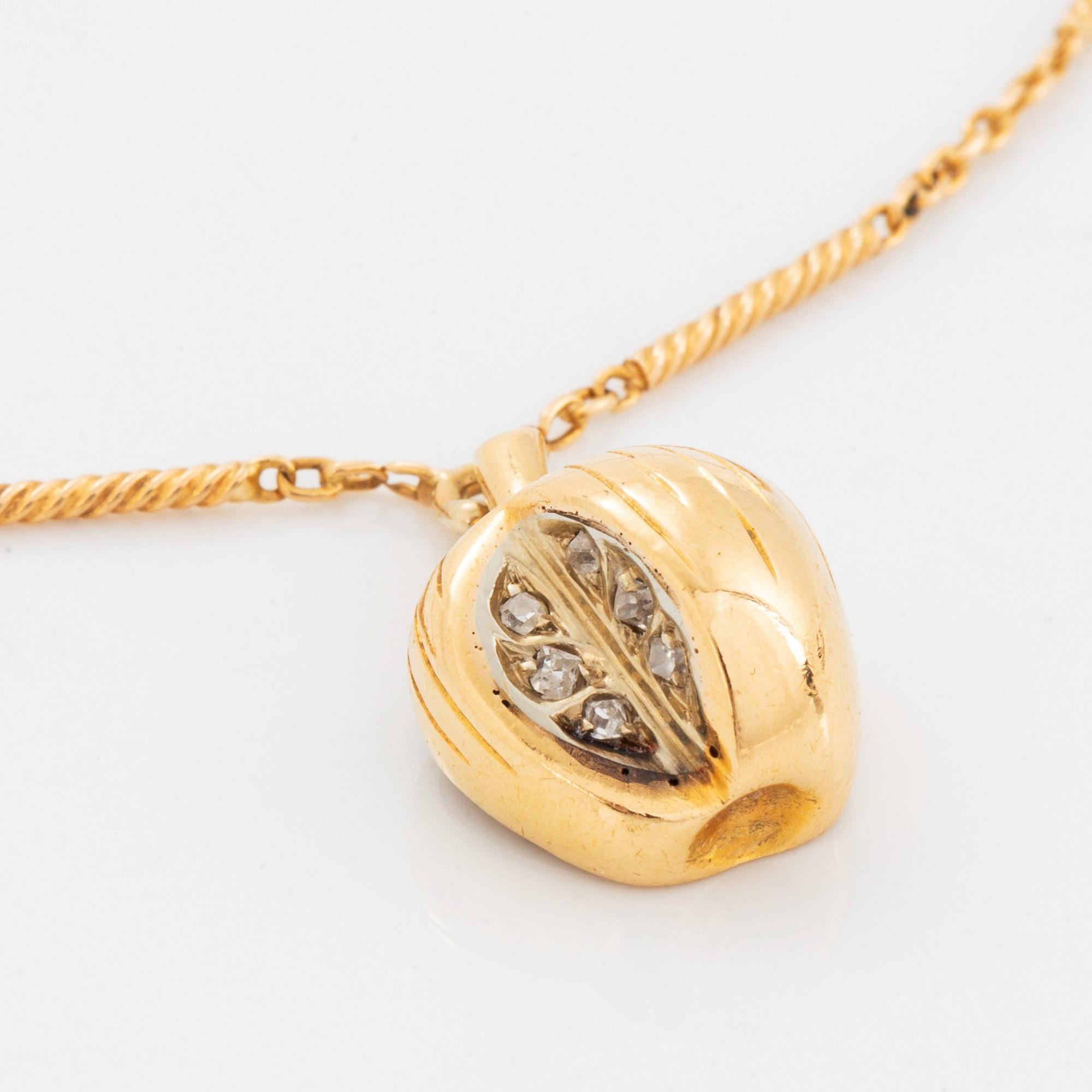 Hängsmycke 18K guld i form av ett äpple med gammalslipade diamanter.