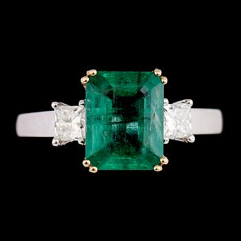 RING, 18K tvåfärgat guld, smaragd ca 2.45 ct, princesslipade diamanter tot ca 0.52 ct. Vikt ca 4 g.