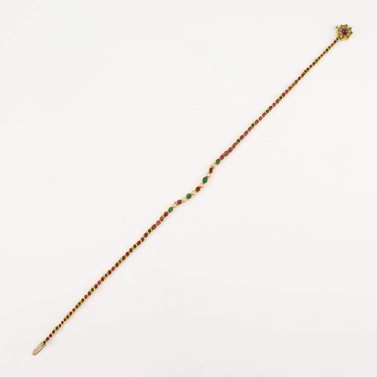 Andrew Grima, collier 18K guld med runda briljantslipade diamanter samt rubiner och smaragder.