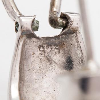 A bracelet and a pair of earrings made of silver with topazes, citrines, amethysts, sapphires and peridotes.