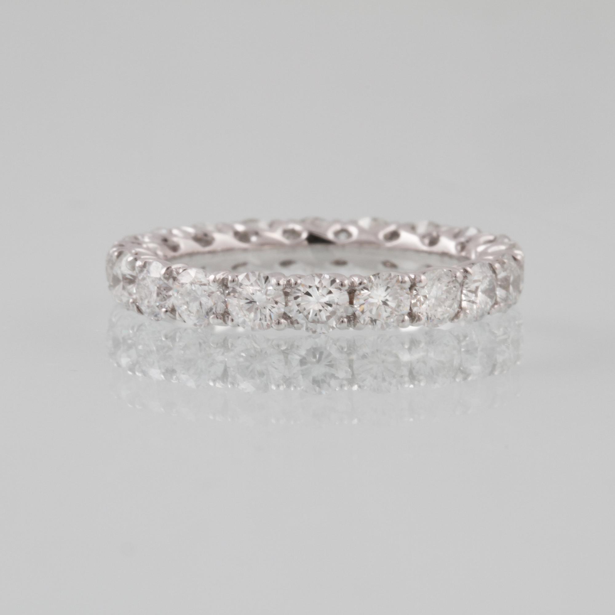RING, 18K vitguld med 20 briljantslipade diamanter 2.64 ct. Vikt 2,2 gram.