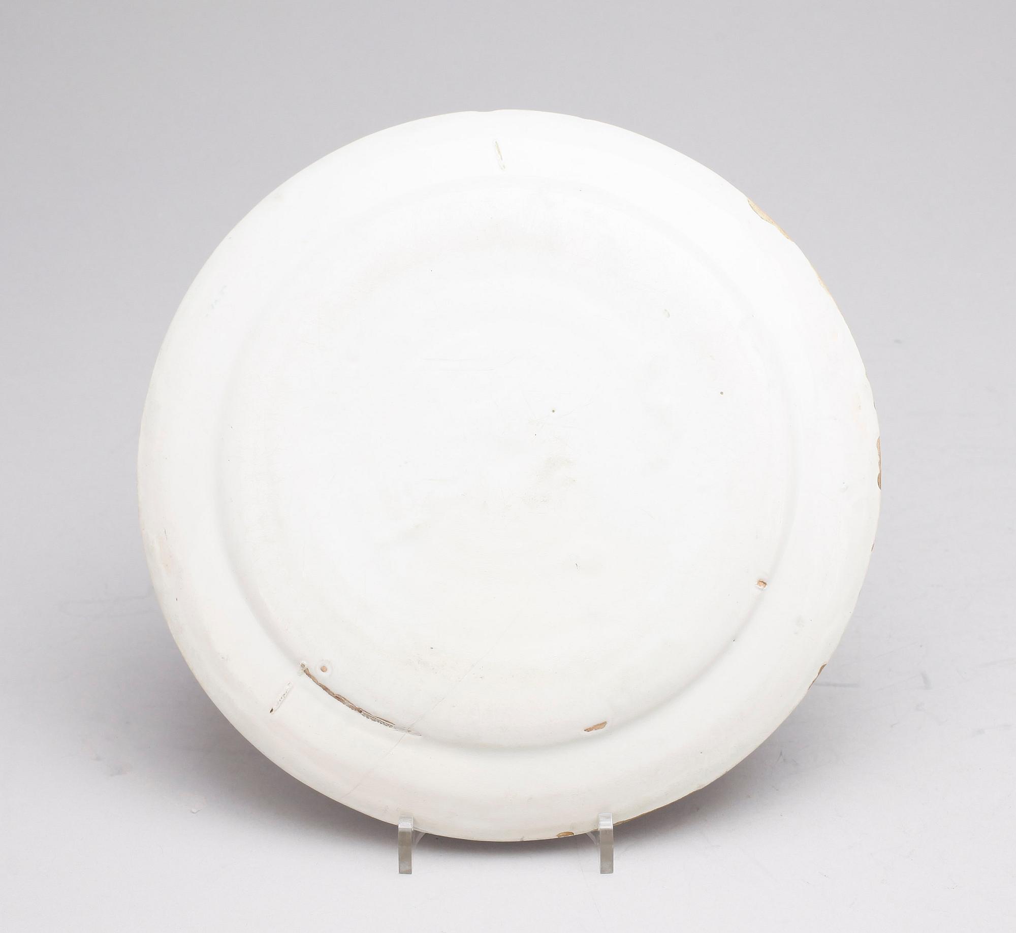 TALLRIK, fajans, vapenporslin, 1700/1800-tal.