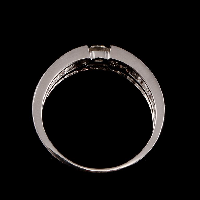 RING, 18k vitguld med 16 briljantslipade diamanter varav en ca 0.10 ct, Iduna, Varberg. Vikt 6 g.