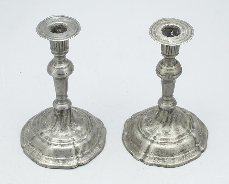 LJUSSTAKAR, ett par, tenn, rokokostil. 1800-tal.