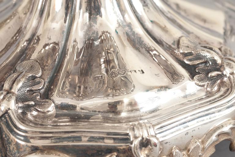 SOCKERSKÅLAR PÅ FOT, ett par. Silver, nyrokoko. Gustaf Möllenborg. Stockholm 1851. Vikt tot ca 1400 g.