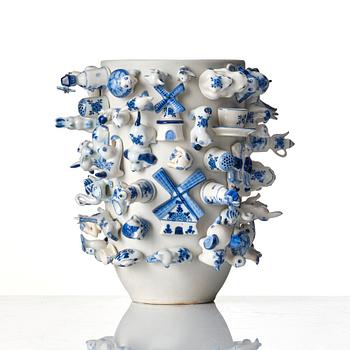 Carla Peters, Wonderable, a 'Souvenir Holland' porcelain vase, Pols Potten, Thailand 21st century, no 076.