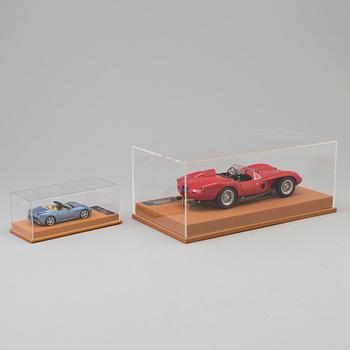 2 scale models of Ferrari 250 Testa Rossa and California.