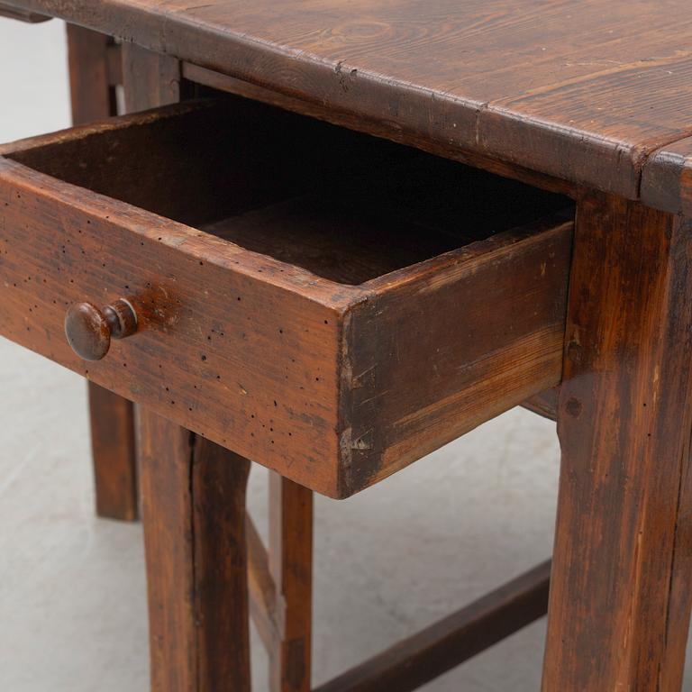 A gate leg table, 19th century.