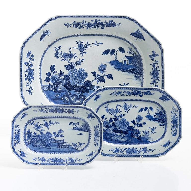Stekfat, tre stycken, porslin. Qing dynastin, Qianlong (1736-95).