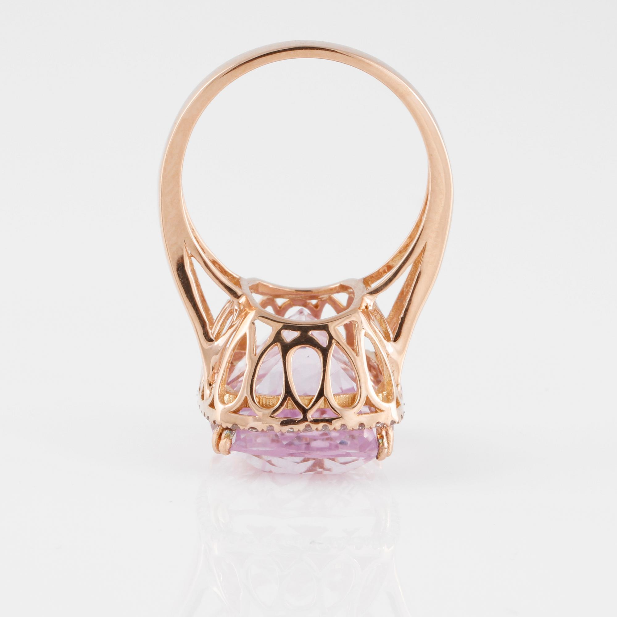 RING, med fasettslipad kunzit ca 17,4 ct samt briljantslipade diamanter ca 0.30 ct.